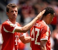 穆勒社媒晒与穆西亚拉合照：祝你早日康复，贾马尔